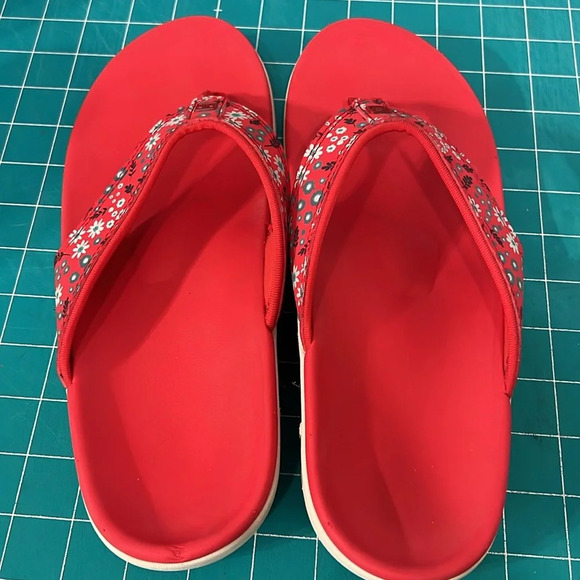 Red Floral Spenco Yumi Style Orthotic Flip Flops - Picture 6 of 10